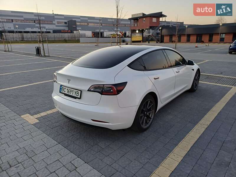 Седан Tesla Model 3 2021 в Львове
