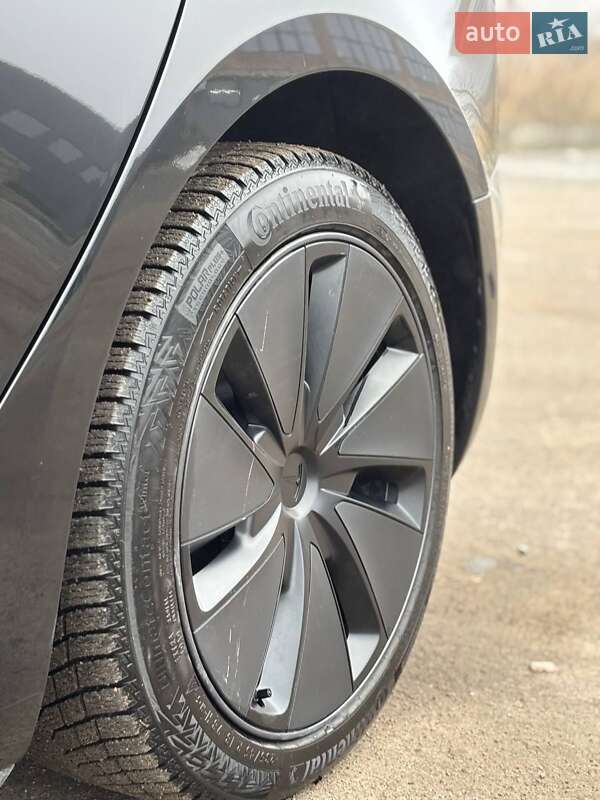 Седан Tesla Model 3 2024 в Ровно