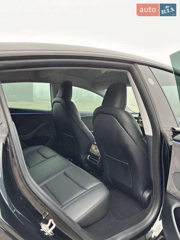 Седан Tesla Model 3 2024 в Ровно