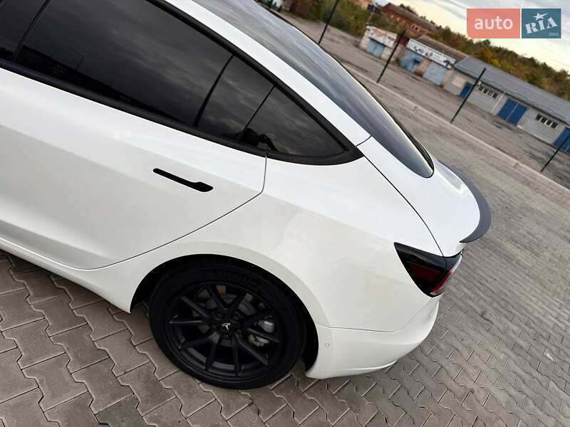 Седан Tesla Model 3 2022 в Кривом Роге