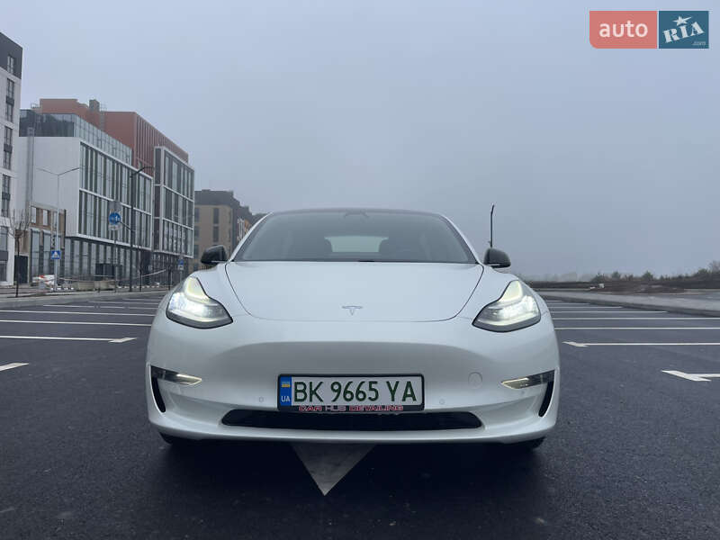 Седан Tesla Model 3 2019 в Ровно