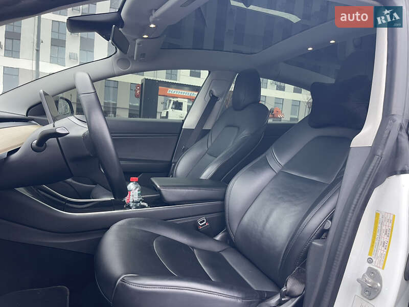 Седан Tesla Model 3 2019 в Ровно
