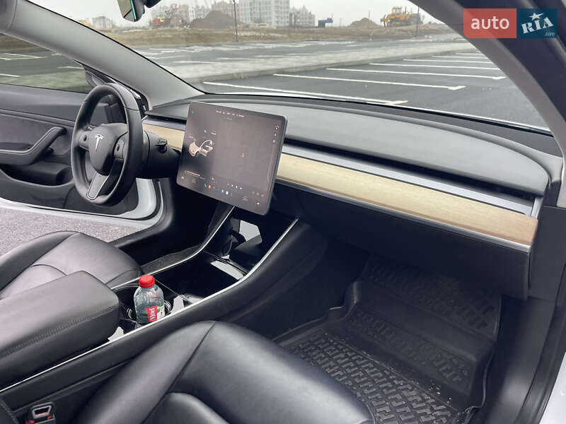 Седан Tesla Model 3 2019 в Ровно