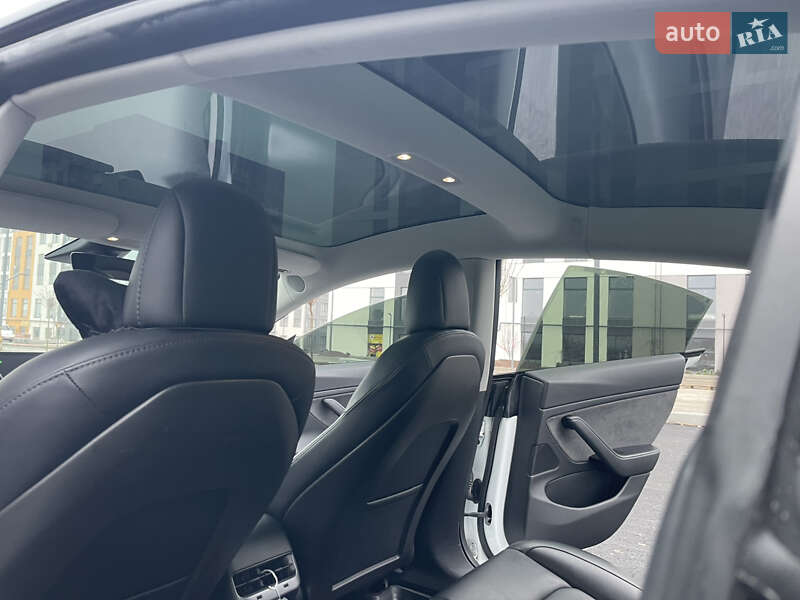 Седан Tesla Model 3 2019 в Ровно