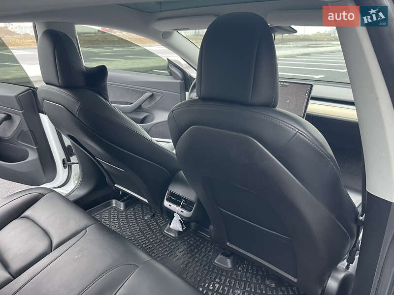 Седан Tesla Model 3 2019 в Ровно