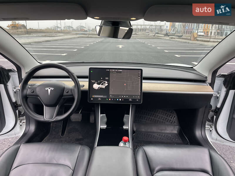 Седан Tesla Model 3 2019 в Ровно