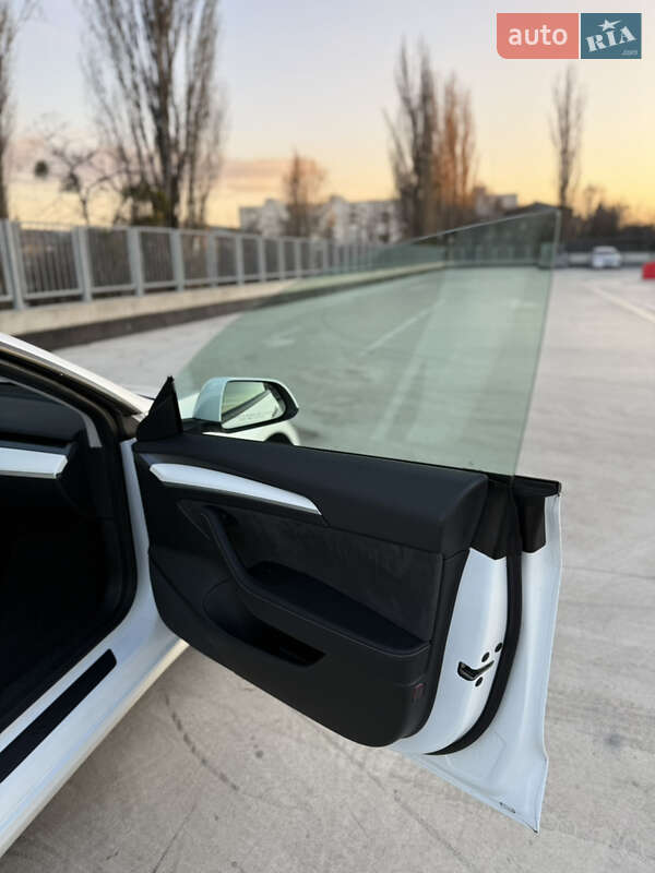 Седан Tesla Model 3 2022 в Киеве