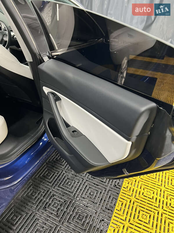 Седан Tesla Model 3 2020 в Киеве