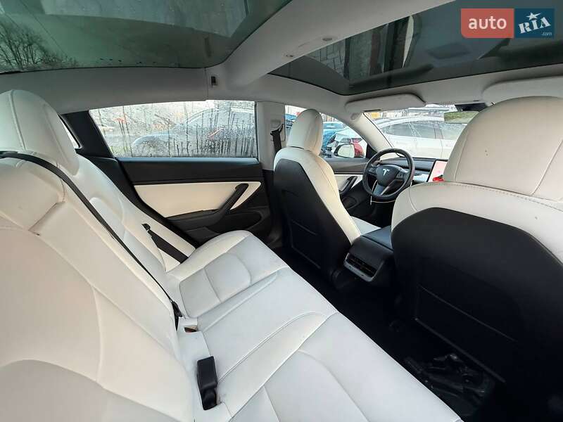 Седан Tesla Model 3 2021 в Луцке