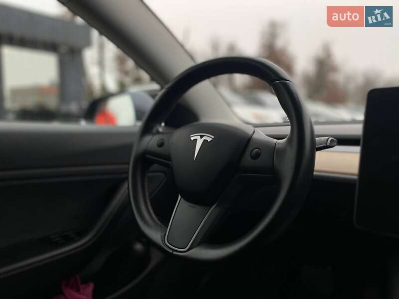 Седан Tesla Model 3 2019 в Киеве
