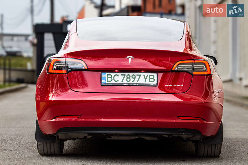Седан Tesla Model 3 2023 в Львове