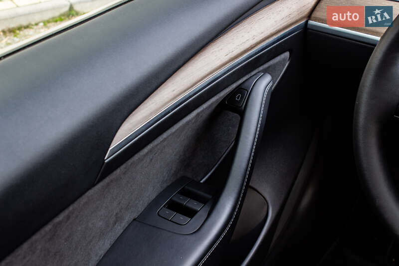 Седан Tesla Model 3 2023 в Львове