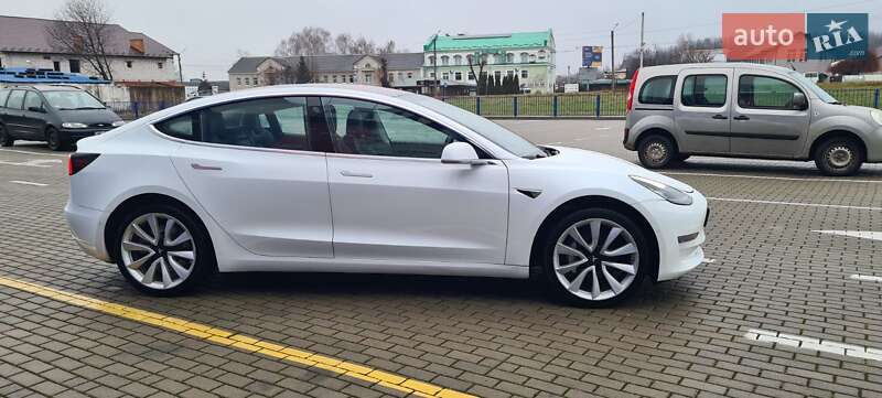 Седан Tesla Model 3 2017 в Нововолынске
