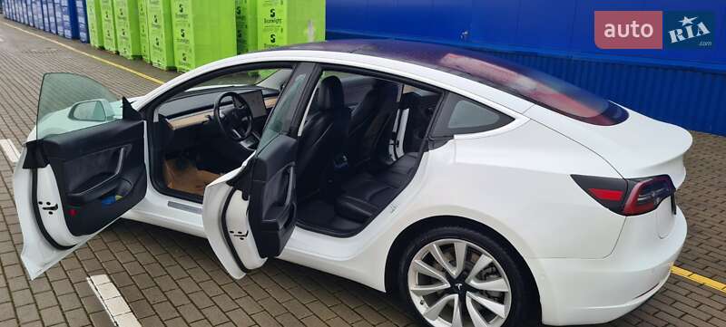 Седан Tesla Model 3 2017 в Нововолынске