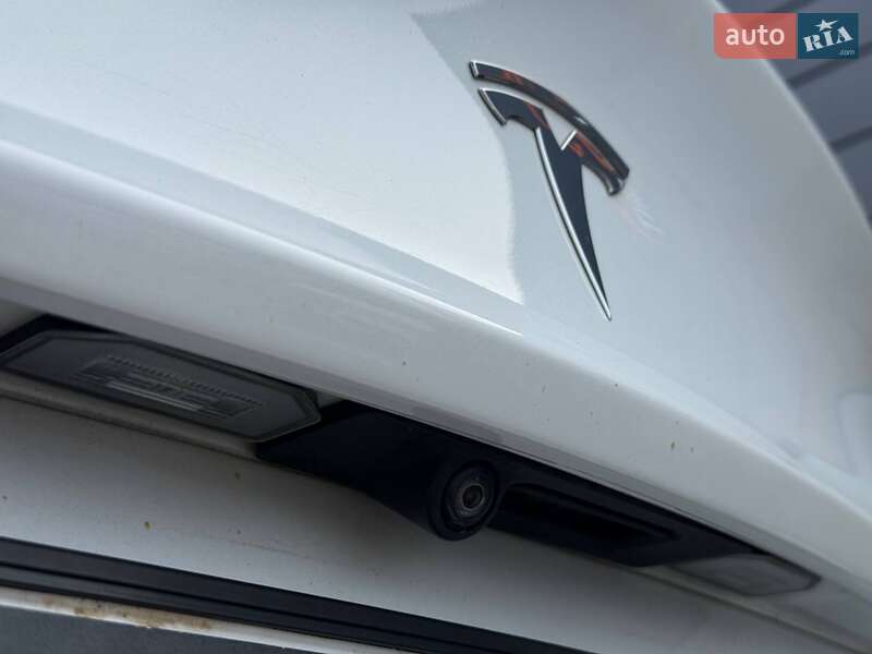 Седан Tesla Model 3 2021 в Ровно
