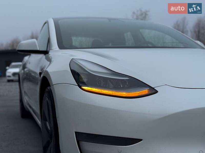 Седан Tesla Model 3 2021 в Ровно