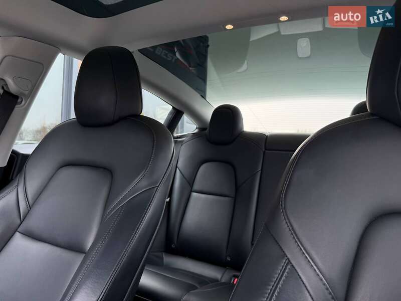 Седан Tesla Model 3 2021 в Ровно
