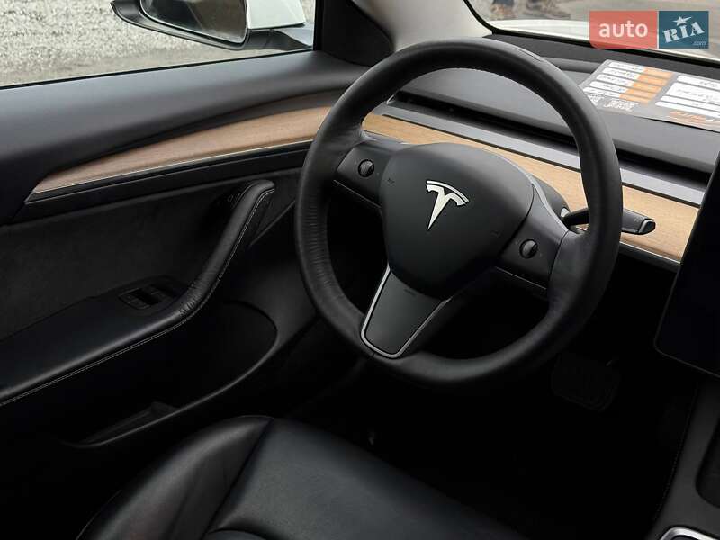 Седан Tesla Model 3 2021 в Ровно