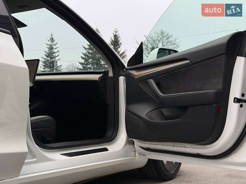 Седан Tesla Model 3 2021 в Ровно
