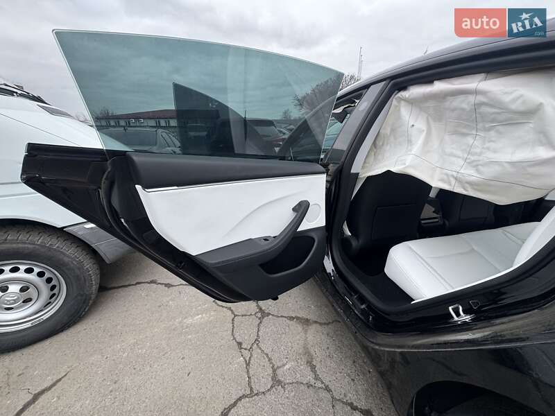 Седан Tesla Model 3 2025 в Сарнах