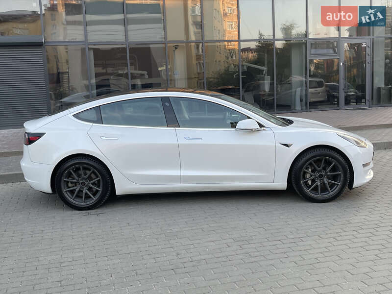 Седан Tesla Model 3 2019 в Новояворовске