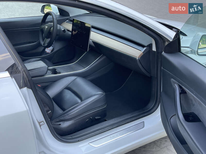 Седан Tesla Model 3 2019 в Новояворовске