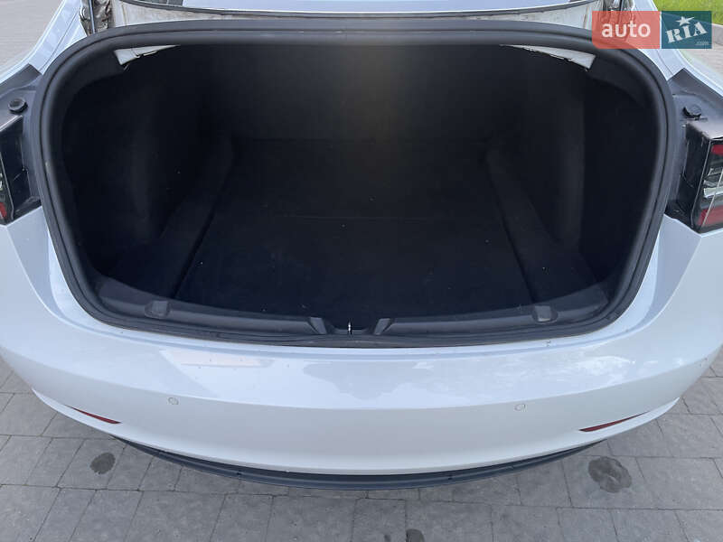 Седан Tesla Model 3 2019 в Новояворовске
