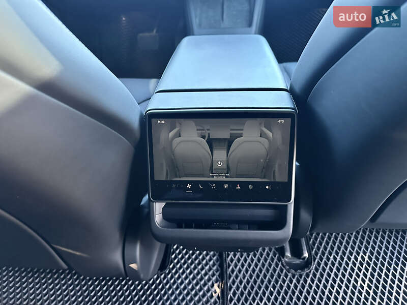 Седан Tesla Model 3 2024 в Кропивницькому