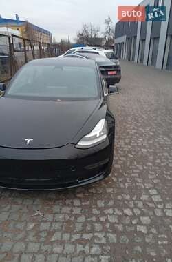 Седан Tesla Model 3 2019 в Бучі
