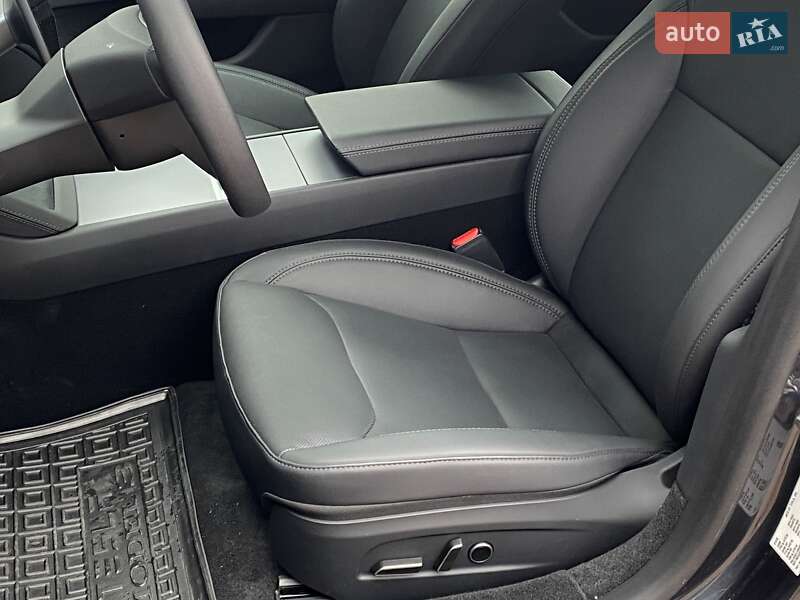 Седан Tesla Model 3 2025 в Киеве