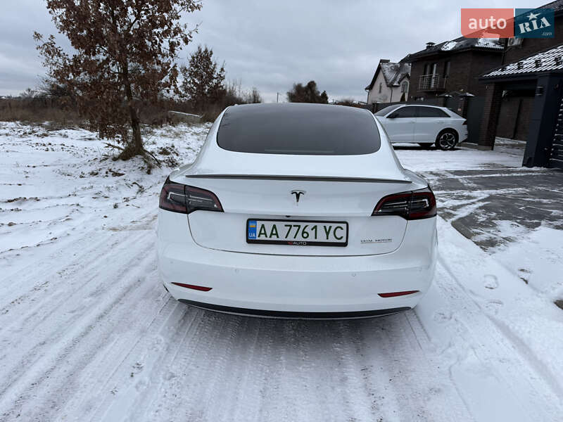 Седан Tesla Model 3 2021 в Киеве