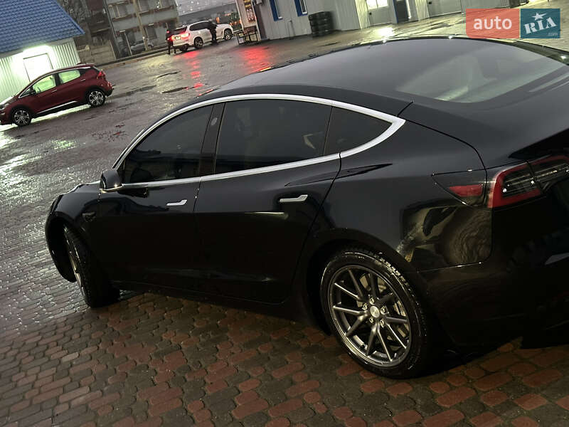 Седан Tesla Model 3 2020 в Ровно