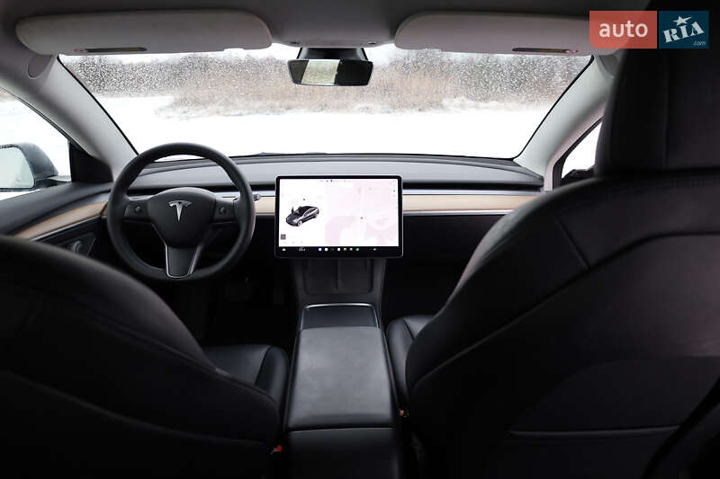 Седан Tesla Model 3 2021 в Новояворовске