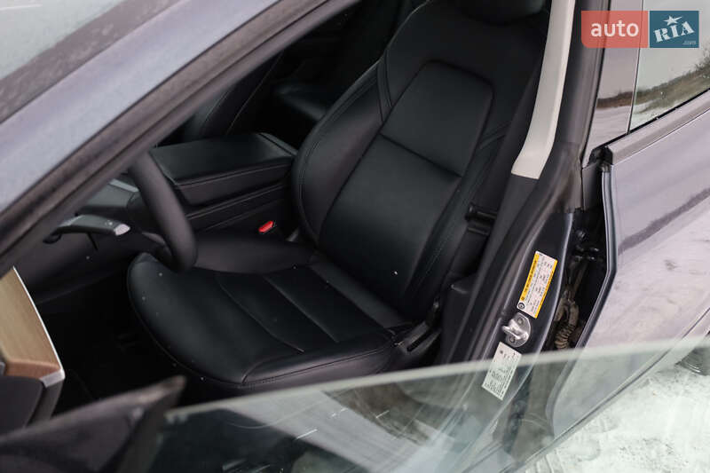 Седан Tesla Model 3 2021 в Новояворовске