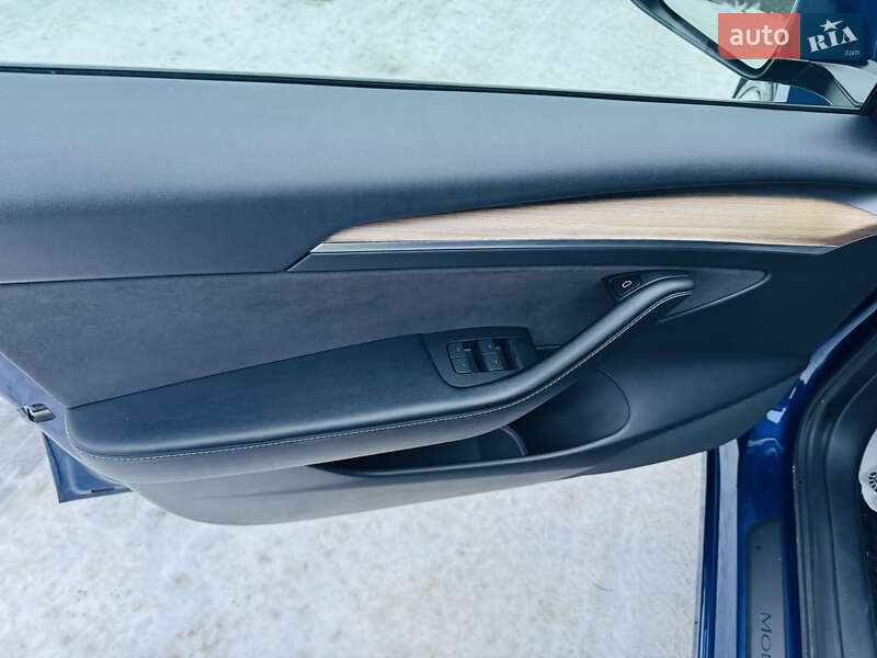 Седан Tesla Model 3 2022 в Львове