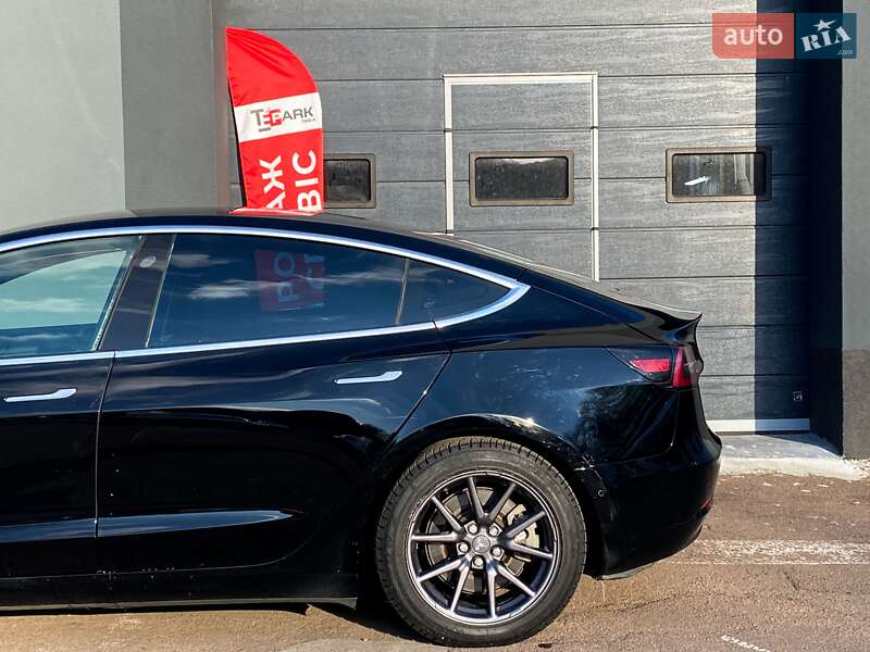 Седан Tesla Model 3 2019 в Киеве