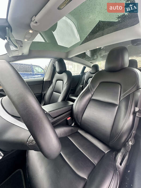 Седан Tesla Model 3 2022 в Львове