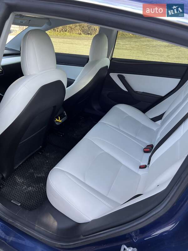 Седан Tesla Model 3 2019 в Львове