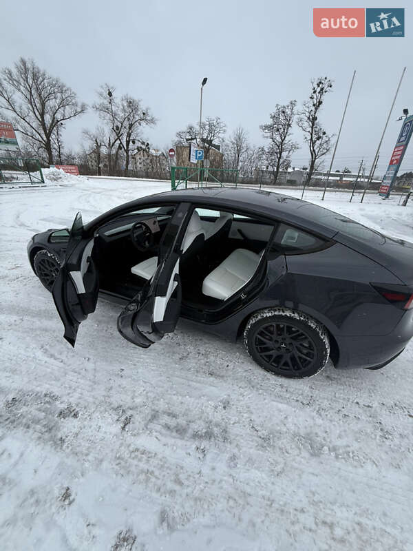 Седан Tesla Model 3 2025 в Киеве