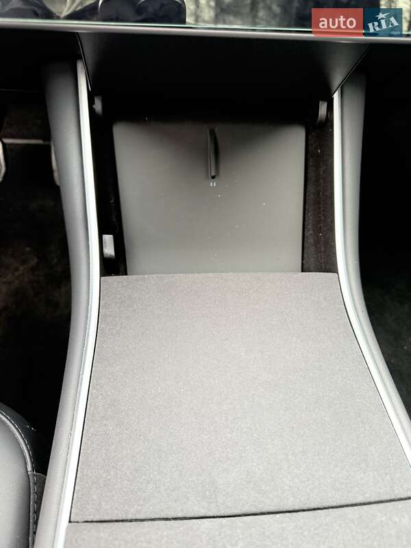 Седан Tesla Model 3 2018 в Чернівцях