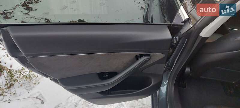 Седан Tesla Model 3 2020 в Черновцах
