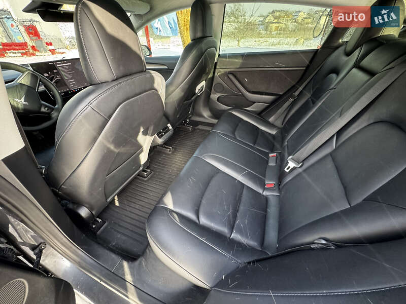 Седан Tesla Model 3 2022 в Чернівцях
