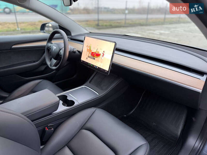 Седан Tesla Model 3 2023 в Львове