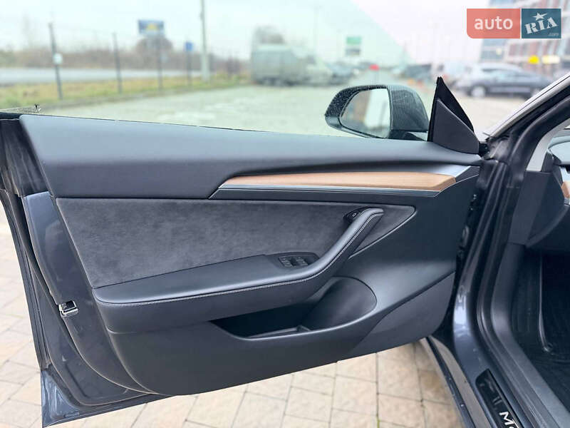 Седан Tesla Model 3 2023 в Львове