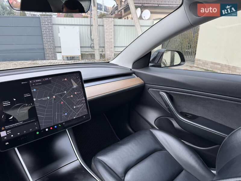 Седан Tesla Model 3 2018 в Ужгороді