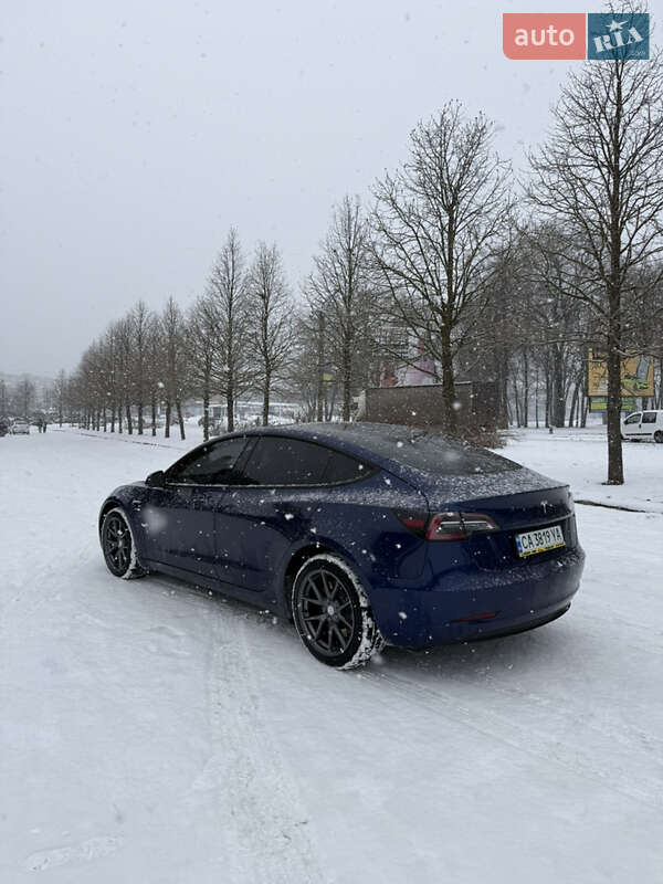 Седан Tesla Model 3 2022 в Умани