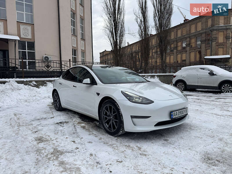 Седан Tesla Model 3 2022 в Киеве