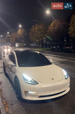 Седан Tesla Model 3 2022 в Чернівцях