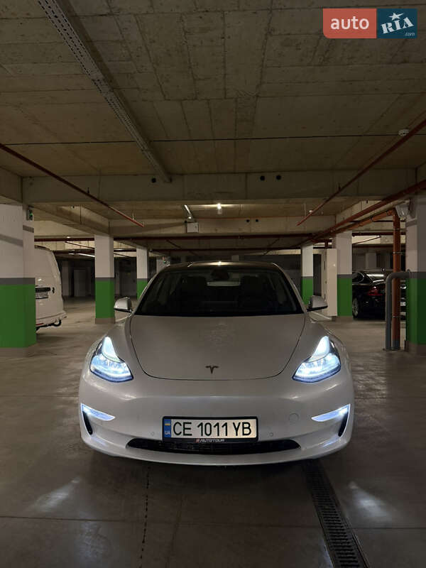 Седан Tesla Model 3 2021 в Черновцах