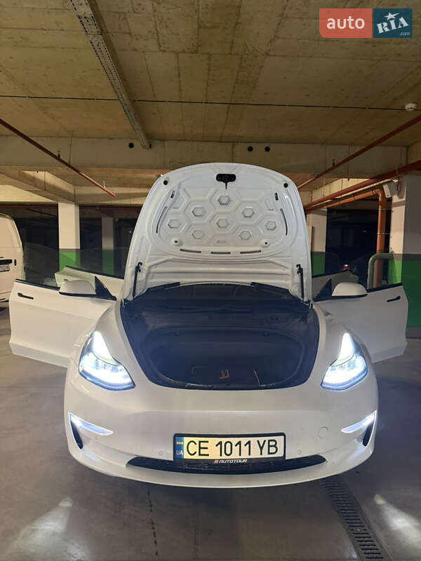 Седан Tesla Model 3 2021 в Черновцах